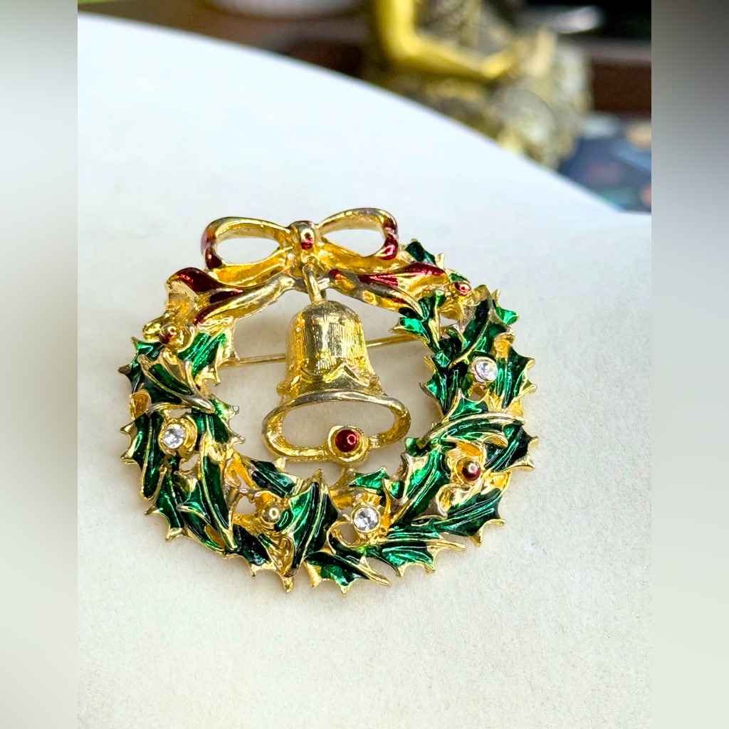 Avante Vintage Christmas Wreath Brooch Bell Bow Enamel Rhinestone Holiday Pin